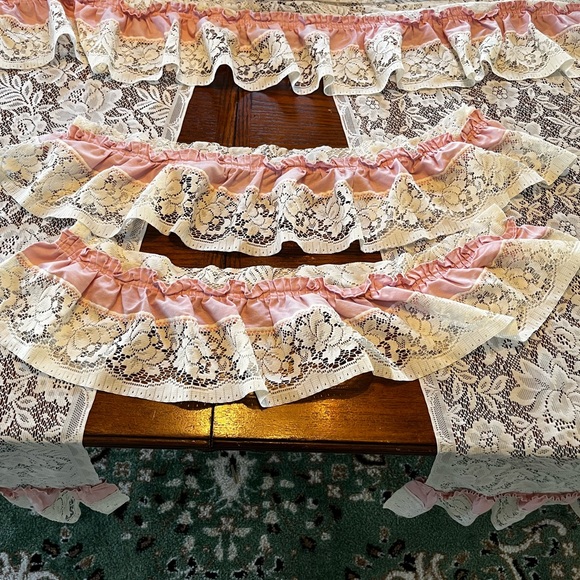 Vintage White and pink lace curtains. - Picture 5 of 5